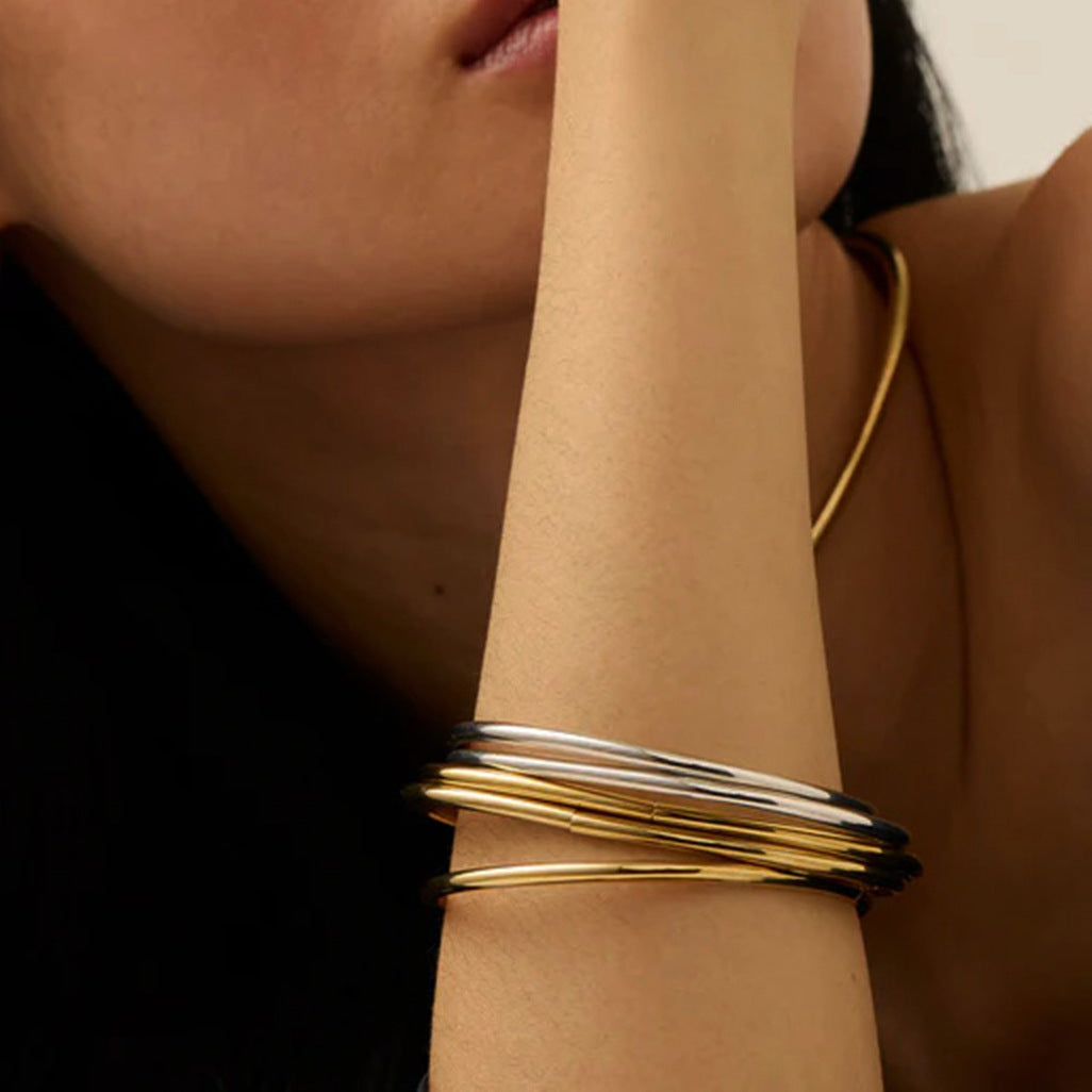 Minimalist Bracelet: Simple design, smooth lines, versatile for daily use.