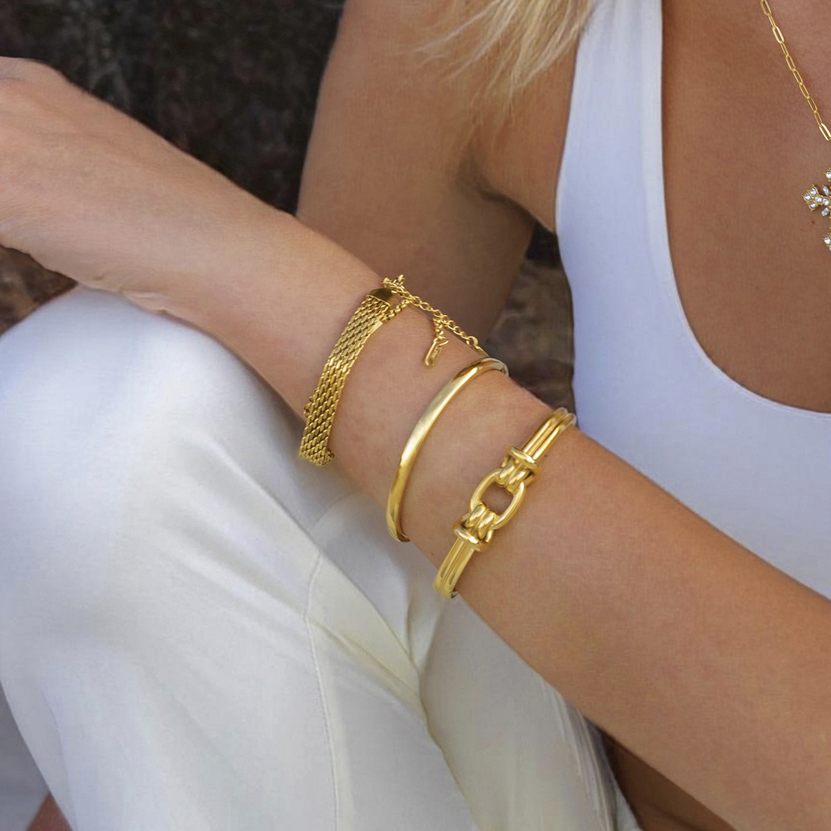 Luce Gold Knot Bangle - Elegant Twist Jewelry for Timeless Style - Vizimy