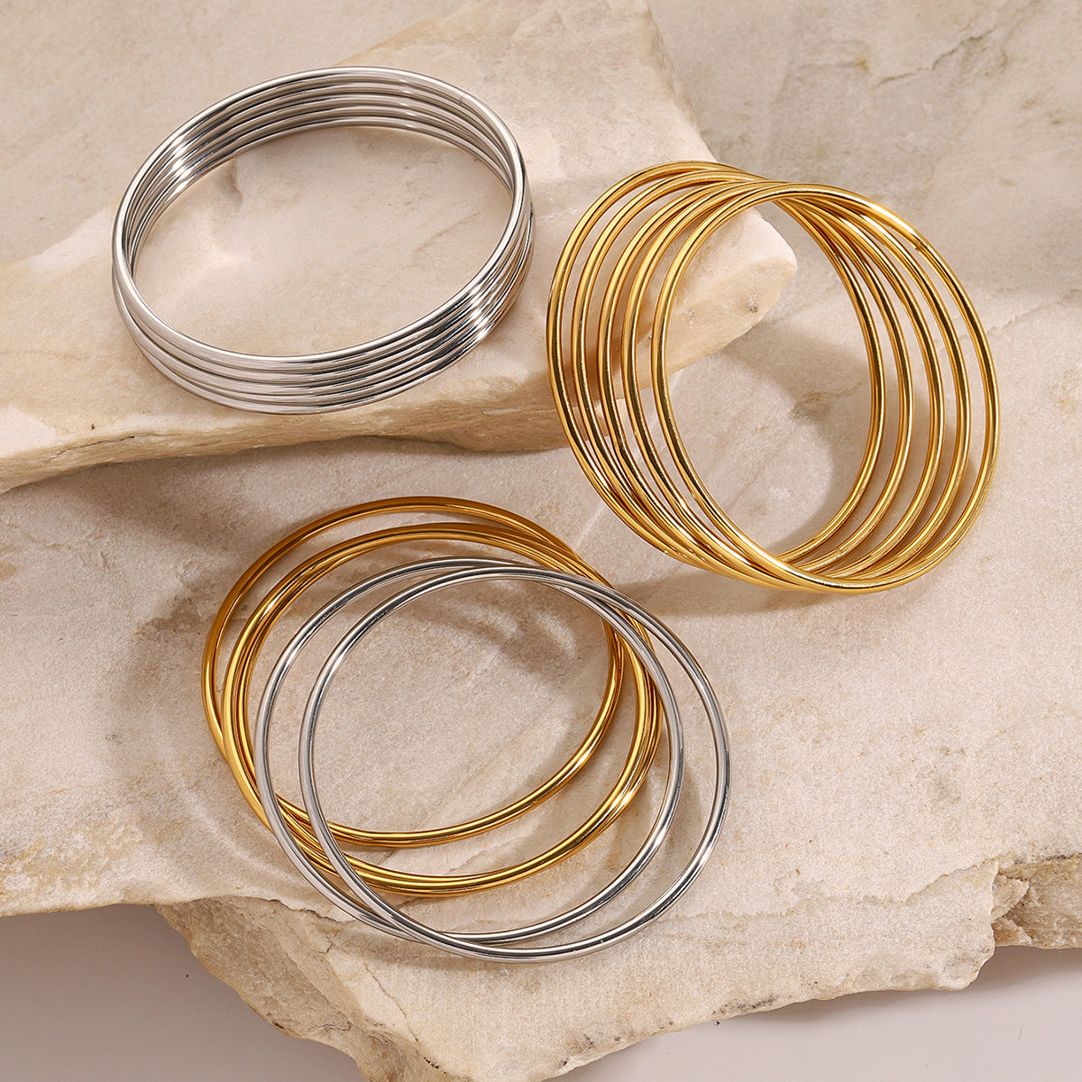 Minimalist Bracelet: Simple design, smooth lines, versatile for daily use.