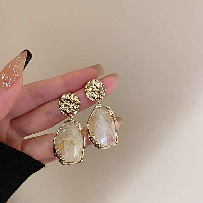 Exquisite Light Luxury Retro Earrings for Timeless Elegance and Chic Style - Vizimy